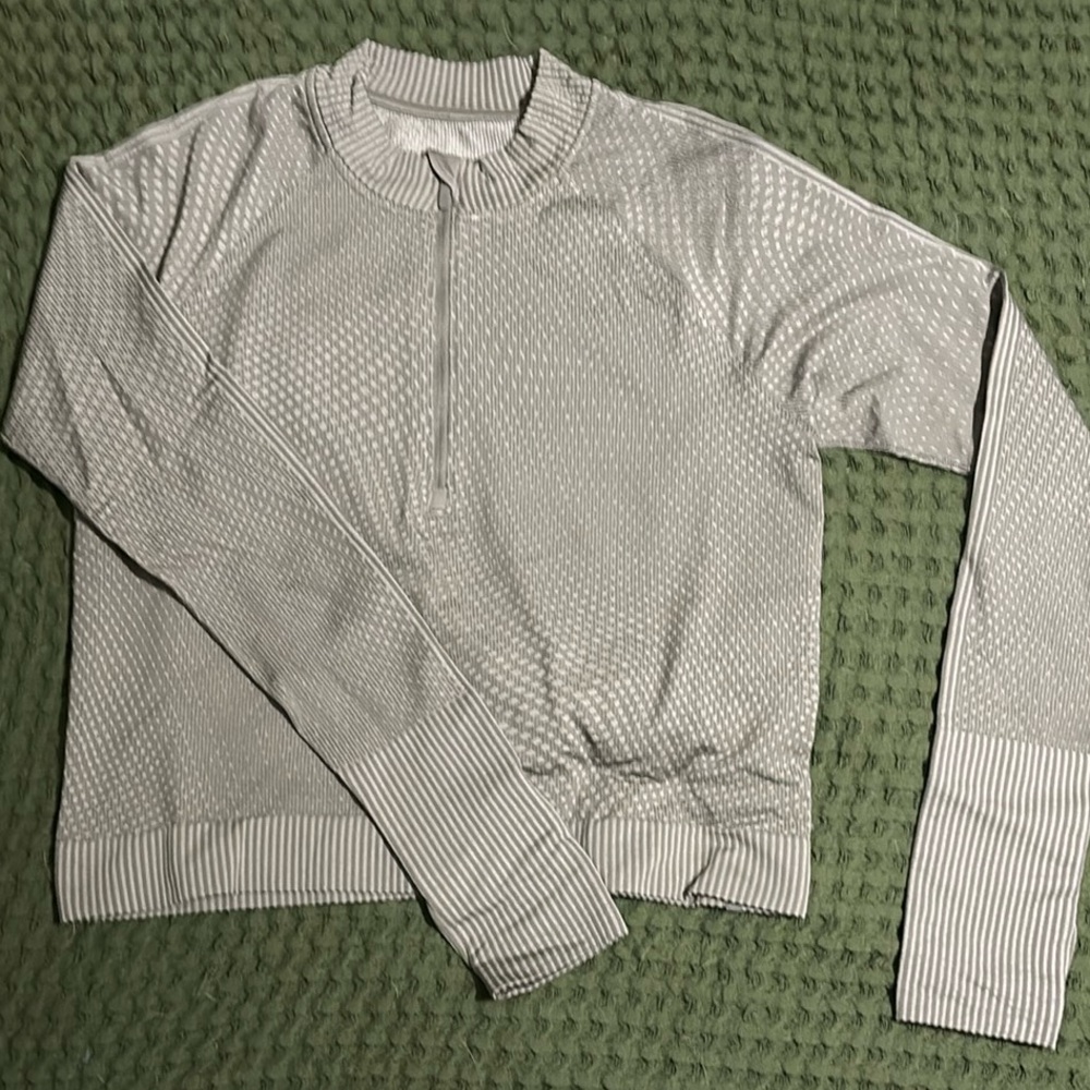 Light grey/light sage cropped athletic pullover